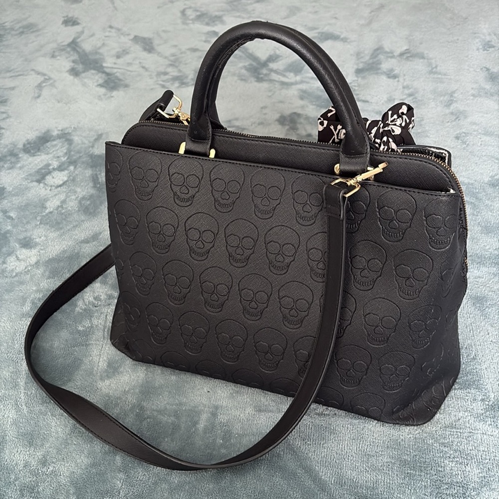 Betsey Johnson Black Skull Embossed Handbag/Work/Tote Bag - Picture 2 of 9